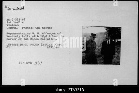 Hubert Humphrey, Gen William Westmoreland, et Sen Harry F. Byrd sont représentés en train de discuter. La photographie a été prise le 22 novembre 1967, pendant la guerre du Vietnam. Le représentant W. M. O'Cowger du Kentucky peut être vu converser avec le Lcpl Robert L. Carver du 1st Recon Battalion. Banque D'Images