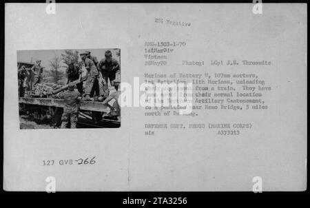 Des Marines de la batterie W, du 14e régiment de Marines, 1e division des Marines, sont vus décharger leur matériel de mortier de 107 mm d'un train le 28 mai 1970. Ils ont été déplacés du cantonnement de l'artillerie du Nord vers une nouvelle position près du pont Namo, qui est à 5 miles au nord de Da Nang au Vietnam. Cette photographie a été prise par le lcpl J.E. Throovits. Banque D'Images