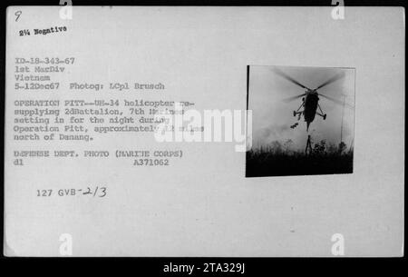 1st MarDiv hélicoptères effectuant l'opération Pitt, Vietnam, 5 décembre 1967. Hélicoptère UH-34 ravitaillant le 2e bataillon, 7e Marines alors qu'ils s'installent pour la nuit à environ 12 miles au nord de Danang. Photo prise par le Lcpl. Brusch, Département de la défense Photo (Marine corps), ID : 18-343-67. Banque D'Images