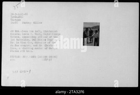 Légende : un groupe de militaires et de fonctionnaires, dont le lieutenant-général Lewis W. Walt, le major George Grimes et M. le Thu CAN, directeur du complexe an Hoa, se rencontrent à an Hoa en juin 1966. Est également présent M. Charles Nana, membre de l'équipe de DAE des États-Unis. Cette photographie a été prise pendant la guerre du Vietnam. Banque D'Images