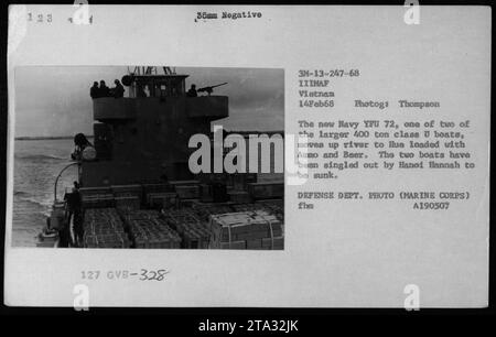 Des fournitures sont chargées sur le Navy YFU 72, un bateau de classe U de 400 tonnes au Vietnam le 14 février 1968. Le bateau se prépare à transporter des munitions et de la bière vers Hue. Deux bateaux de cette classe ont été ciblés par Hanoi Hannah pour naufrage. Photographie du ministère de la Défense prise par Thompson, photographe du corps des Marines.' Banque D'Images