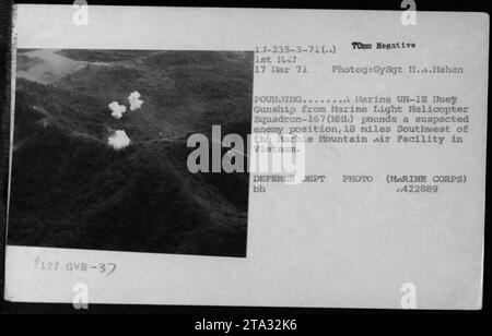 Un Marine UH-1E Huey Gunship du Marine Light Helicopter Squadron-167 (HML) libère une puissance de feu sur une position ennemie présumée au Vietnam. L'image capture une frappe aérienne qui a eu lieu le 17 mars 1971, à environ 18 miles au sud-ouest de l'installation aérienne de Marble Mountain. Photographié par GySgt II.A. Lahan. Ceci est une photographie du Département de la Défense du corps des Marines des États-Unis. Banque D'Images