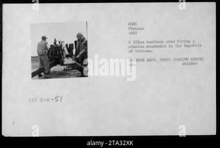 Un équipage d'obusiers de 105 mm tire une ronde de mission dans la République du Vietnam en 1967, montrant l'activité d'artillerie du corps des Marines américaines, photographiée par le Département de la Défense. Banque D'Images