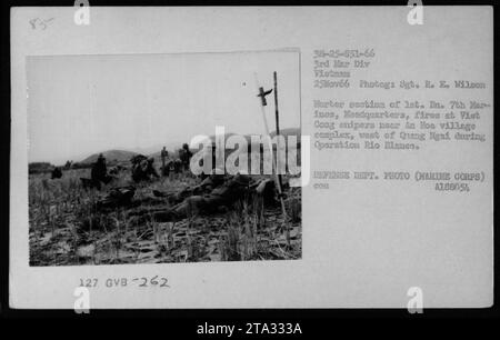 Section mortier de 1st en. 7th Mar inos, quartier général, tirant sur des tireurs d'élite Viet Cong près d'un complexe du village Hoa, à l'ouest de Quang Ngai pendant l'opération Rio Blanco. La photographie a été prise le 25 novembre 1966 par le sergent R. E. Wilson. Cette image est une photo du ministère de la Défense (corps des Marines).' Banque D'Images