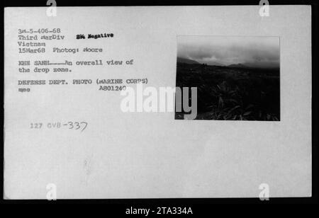 L'image montre une vue aérienne d'une zone de largage à Khe Sanh pendant la guerre du Vietnam. La photo a été prise le 15 mars 1968 par le photographe Moore de la 3e Division Marine. Cela a marqué une activité militaire importante des forces américaines au Vietnam. Banque D'Images