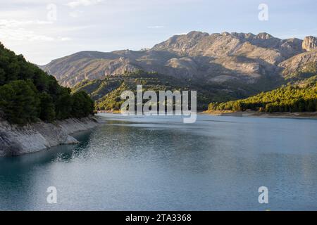 Vue de dessous du lac à Guadalest, Espagne Banque D'Images