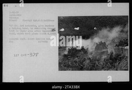 Légende : les Marines de la compagnie 3rd Antracks assurent le transport jusqu'à leur base après l'opération Gulf au Vietnam le 6 mars 1967. La photographie montre des usines de purification de l'eau et des fournitures en cours de déchargement, soulignant l'importance du réapprovisionnement en eau sur le terrain pendant la guerre du Vietnam. (Photogi Sgt.G.D.Sullivan, 1stMarDiv Vietnam 61ar67) Banque D'Images