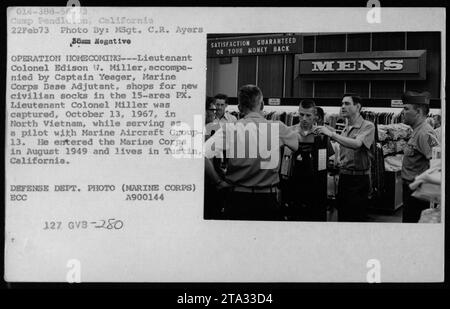 Opération Homecoming - le lieutenant-colonel Edison W. Miller, un ancien prisonnier de guerre au Nord-Vietnam, achète de nouvelles chaussettes civiles dans le PX de 15 zones au Camp Pendleton, en Californie. Miller, qui a servi comme pilote dans Marine Aircraft Group-13, a été capturé le 13 octobre 1967. Photo par MSgt. R. Ayers. Banque D'Images