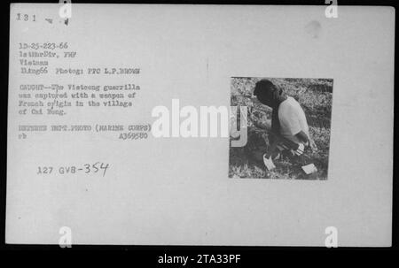 Viet Cong suspect et prisonnier capturé avec une arme française dans le village de Cal Bong pendant la guerre du Vietnam. Photographie prise le 11 août 1966 par le CPF L.P. Brown. Photo du ministère de la Défense (Marine corps), RB A369580, documentant les activités militaires américaines au Vietnam. GVB-354. Banque D'Images