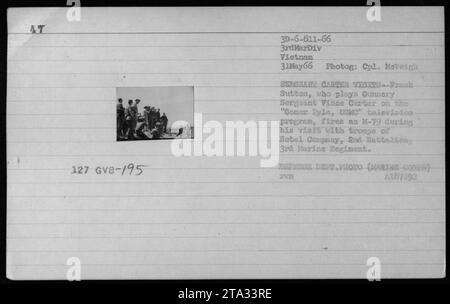 La photo montre l'acteur Frank Sutton, connu pour son rôle de sergent d'artillerie Vince carter dans la série télévisée 'Gomer Pyle, USMC', tirant un lance-grenades M-79 lors de sa visite avec les troupes de Battalica, compagnie hôtelière, 2 3e Régiment de Marines le 31 mai 1966 au Vietnam. Banque D'Images