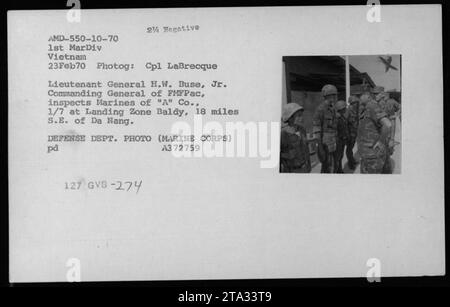 Le lieutenant-général H.W. buse, Jr., commandant général du FMFPac, inspecte les Marines de la compagnie 'A', 1/7 à Landing zone Baldy, situé à 18 miles au sud-est de Da Nang, Vietnam. Cette photographie a été prise le 23 février 1970 par le Cpl Labrecque du United States Marine corps. Banque D'Images