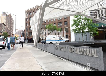 New York, États-Unis - 27 mai 2018 : personnes près du mémorial du sida de New York. Banque D'Images