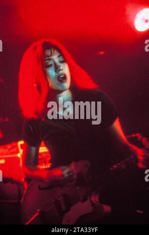 Miki Berenyi du groupe britannique Lush joue au Bath Hub Club à Bath, Angleterre, Royaume-Uni, le 8 juin 1994. Le groupe tourne pour soutenir la double sortie des deux singles Hypocrite et Desire Lines et de leur troisième album studio Split. Photographie : ROB WATKINS Banque D'Images