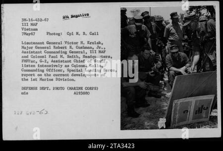 Le lieutenant-général Victor H. Krulak, le major-général Robert E. Cushman, Jr., et le colonel Paul M. Smith écoutent attentivement le colonel Gallo, commandant de la Force spéciale de débarquement, faire un rapport sur les développements actuels de la 1e Division des Marines lors d'un briefing le 7 mai 1967, au Vietnam. (Crédit photo : Département de la Défense DES ÉTATS-UNIS) Banque D'Images