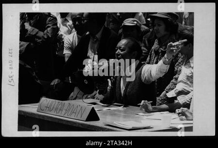 Des réfugiés vietnamiens ont rencontré diverses personnalités américaines dont Claudia Cardinale, Nguyen CAO Ky, Rosemary Clooney et Betty Ford le 10 mai 1975. La photo capture leur visite et leur interaction. Banque D'Images