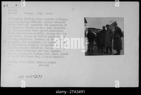 Des responsables et des officiers militaires américains, dont le vice-président Hubert Humphrey, le général William Westmoreland et le sénateur Harry F. Byrd, visitent le Marine Aircraft Group (MAG)-11 à l'aérodrome de Da Nang au Vietnam. Le commandant colonel Franklin C. Thomas explique le fonctionnement des chargements de munitions au contre-amiral Marshall H. White et à d'autres membres du groupe. Banque D'Images