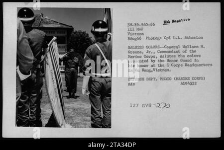 Le général Wallace M. Greene, Jr., commandant du corps des Marines, salue les couleurs présentées par la Garde d'honneur au quartier général du Ier corps à Da Nang, Vietnam. Cette photographie a été prise le 8 août 1966 et fait partie de la collection des activités militaires américaines pendant la guerre du Vietnam. Banque D'Images