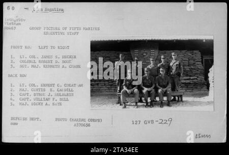 Il s'agit d'une photographie en noir et blanc prise en novembre 1967 pendant la guerre du Vietnam. Il présente une photo de groupe de l'état-major du 5e Régiment de Marines. Dans la rangée arrière, de gauche à droite, se trouvent le lieutenant-colonel James S. Hecker, le colonel Robert D. Boir et le sergent-major Kenneth A. Chiase. Dans la première rangée, de gauche à droite, se trouvent le lieutenant-colonel Ernest C. Cheatam, le major Curtis E. Caudill, le capitaine Byron J. Mulherin, le capitaine William F. Bell et le major Dicky A. Saye. La photo a été prise par le ministère de la Défense. Banque D'Images