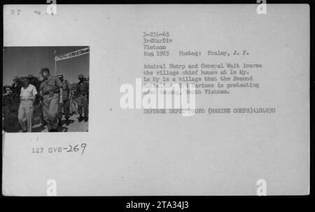 De hauts responsables militaires visitent un village du Sud-Vietnam, août 1965. Sur la photo, le secrétaire à la Défense Robert McNamara, le vice-président Richard Nixon et l'évangéliste Billy Graham. La photo capture l'amiral Sharp et le général Walt quittant la maison du chef du village à is My, un village protégé par les Marines américains près de Danang. Banque D'Images