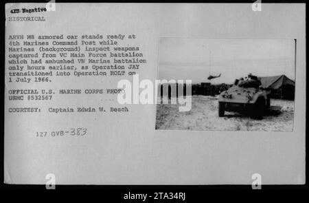 Une voiture blindée ARVN M8 se tient prête au poste de commandement du 4e Marines tandis que les Marines en arrière-plan inspectent les armes capturées dans un bataillon de la Force principale VC. Cela s'est produit le 1 juillet 1966, lorsque l'opération JAY est passée à l'opération HOLT. Image reproduite avec l'aimable autorisation du capitaine Edwin W. Besch. Photo officielle du corps des Marines des États-Unis USMC #532567. Banque D'Images