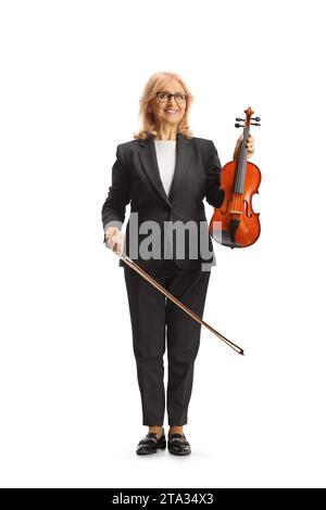 Portrait en longueur d'une artiste musicale féminine tenant un violon et un violon isolé sur fond blanc Banque D'Images