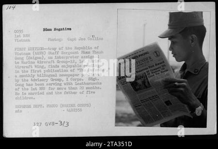 L'interprète de l'ARVN, le sergent d'état-major Pham Thanh Cong, aime lire la première publication de The Defender, un journal bilingue publié par le Groupe consultatif, I corps. Servant avec le Marine Aircraft Group-12, 1st Marine Aircraft Wing, Cong travaille avec les Leatherneck depuis plus de 20 mois. Il est marié et père de cinq enfants. » Banque D'Images