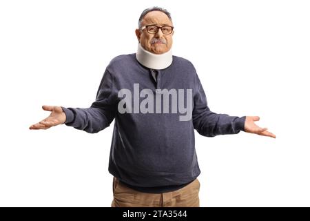 Homme mature agacé avec un collier orthopédique de cou isolé sur fond blanc Banque D'Images