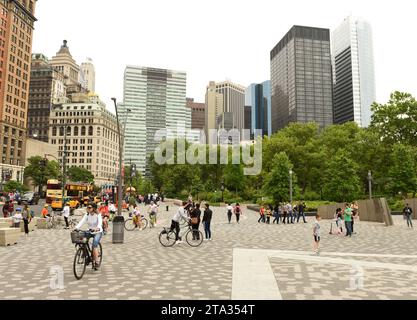 New York, États-Unis - 28 mai 2018 : People on the Battery place dans le Lower Manhattan à New York. Banque D'Images