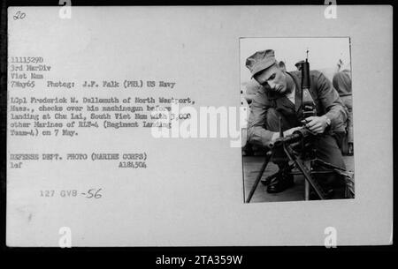 Un soldat du corps des Marines américain, le Lcpl Frederick W. Dellamuth, de North Westport, Massachusetts, effectue un contrôle d'armes sur sa mitrailleuse avant de rejoindre 3 000 autres Marines lors d'une opération de débarquement à Chu Lai, au Sud-Vietnam, le 7 mai 1965. La photographie capture les activités en mer pendant la guerre du Vietnam.' Banque D'Images