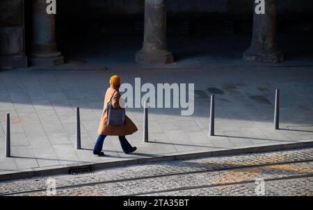 Belgrade, Serbie - 02 décembre 2020 : une jeune femme marchant dans une ruelle sombre abandonnée, seule, vue à grand angle Banque D'Images