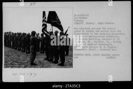 Le lieutenant-colonel C. R. Figard, d'Oceanside, en Californie, remplace le commandant sortant, le colonel T. J. Johnston Jr., lors d'une cérémonie de changement de commandement pour le bataillon du quartier général de la 3e division des Marines. Avant la cérémonie, l'adjudant salue les couleurs avant de les prendre à la Garde des couleurs. Cet événement a eu lieu le 15 mars 1967. (Source : Département de la défense) Banque D'Images