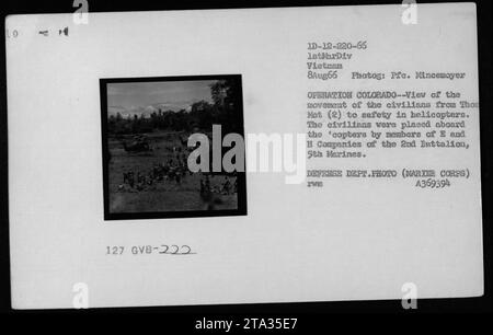 Légende : civils évacués par des hélicoptères UH-34 pendant l'opération Colorado. Le 8 août 1966, des membres des compagnies E et H du 2e Bataillon, 5e Marines ont aidé à déplacer des civils de Thon Mot (2) vers la sécurité. Cette photo a été prise par le soldat Mincenoyer, et fait partie des archives du Département de la Défense. Banque D'Images