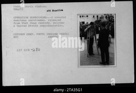 Libéré un militaire américain salue un représentant américain lors de l'opération Homecoming le 5 mars 1973 à Hanoi, au Nord Vietnam. L'opération impliquait le rapatriement des prisonniers de guerre des Marines américaines, et ce militaire blessé était l'un de ceux libérés par le Viet Cong. La photographie a été prise par le photographe ECC A900047 du ministère de la Défense. Banque D'Images