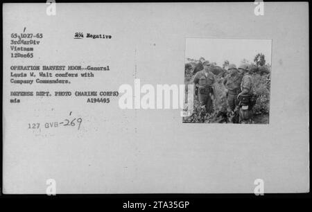 Des responsables militaires discutent de l'opération Harvest Moon pendant la guerre du Vietnam. Sur l'image, le général Levis W. Halt est vu en train de discuter avec les commandants de la compagnie. La photographie a été prise le 12 décembre 1965 par le Département de la Défense (corps des Marines). Robert McNamara, Richard Nixon et Billy Graham sont également présents. Banque D'Images