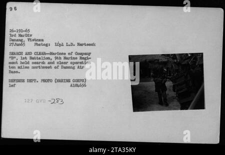 Les Marines de la 3e division des Marines mènent une opération de recherche et de nettoyage à dix miles au nord-est de la base aérienne de Danang le 27 juin 1965. La photographie, prise par Lopl L.D. Hartsock, montre la compagnie 'B', 1e Bataillon, 9e Régiment de Marines. Prise pendant la guerre du Vietnam, cette image est une photo du ministère de la Défense (corps des Marines) étiquetée A184656 127 GVB -283. Banque D'Images