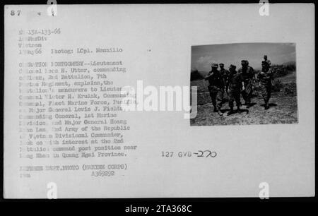 Le lieutenant-colonel Leon N. Utter, commandant du 2e Bataillon, 7e Régiment de Marines, explique les manœuvres du bataillon au lieutenant-général Victor H. Krulak, commandant général de la Force des Marines de la flotte, Pacifique, au major-général Lewis J. Fields, commandant général de la 1e Division des Marines, et le major général Hoang Xuan Lam, commandant de division de la 2e armée de la République du Vietnam. Cela a eu lieu au poste de commandement du 2e bataillon près de Kong Nhan dans la province de Quang Ngai pendant l'opération Ontgomery en mai 1966. Banque D'Images