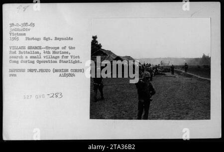 Au cours de l'opération Starlight au Vietnam, les troupes du 2e Bataillon, 4e Marines fouillent un petit village à la recherche de Viet Cong. Cette photographie prise en 1965 montre les efforts diligents des soldats pour neutraliser la présence ennemie et maintenir la sécurité de la zone. Banque D'Images