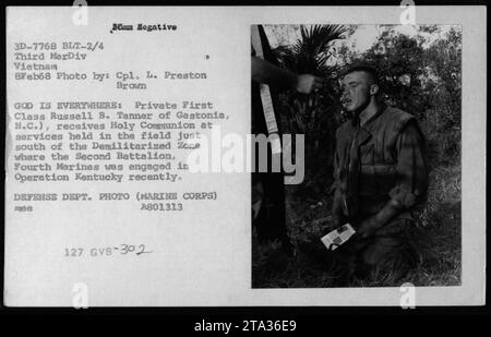 Soldat de première classe Russell B. Tanner, un soldat de Gastonia, Caroline du Nord, reçoit la Sainte Communion lors d'un service sur le terrain juste au sud de la zone démilitarisée au Vietnam. Cette photo a été prise le 8 février 1968, lors de l'opération Kentucky, dans laquelle le deuxième bataillon, quatrième marine, était impliqué. L'image est attribuée au caporal L. Preston Brown et a été publiée par le ministère de la Défense (corps des Marines). Banque D'Images