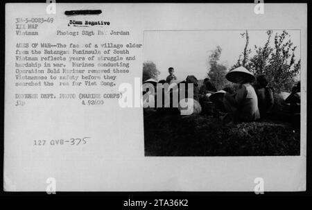 Image : la photographie montre le visage d'un ancien de village vietnamien de la péninsule de Batangan pendant la guerre du Vietnam. Le visage de l'aîné reflète les années de lutte et de difficultés endurées au cours de la guerre. Les Marines menant l'opération Bold Mariner ont assuré la sécurité des villageois avant de rechercher le Viet Cong dans la région. DEPT. DÉFENSE PHOTO (MARINE CORPS) Banque D'Images