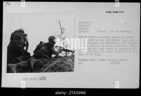 'Marine en patrouille avec la compagnie Delta, 5e Régiment de Marines, riposte sur les soldats ennemis pendant la guerre du Vietnam. L'unité a rencontré environ 50 soldats ennemis à environ 23 miles au sud-ouest de Da Nang, le 15 janvier 1969. Photo prise par Pvt W. Cummings, Département de la Défense. Référence : 4371840.» Banque D'Images