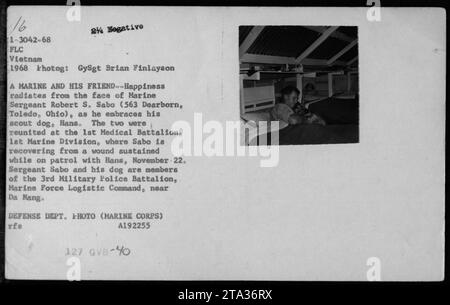 Le sergent de marine Robert S. Sabo est vu embrassant son chien scout, Hans, au 1e bataillon médical de la 1e division de marine, au Vietnam en 1968. Le sergent Sabo avait été blessé alors qu'il patrouillait avec Hans, mais ils étaient heureux réunis. Ils ont tous deux servi comme membres du 3e bataillon de police militaire, Marine Force Logistic Command, près de Da Nang. L'image a été capturée par le photographe GySgt Brian Finlayson pour le Département de la Défense. Banque D'Images