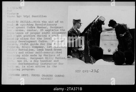 Les Marines AMÉRICAINS au Vietnam mènent une formation à la maîtrise du tir pour les membres locaux du cadre de développement révolutionnaire. Le sergent Lae explique l'alignement visuel et les techniques de tir correctes, en utilisant des aides à l'entraînement créées par les Marines du premier peloton, Bravo Company, 1e bataillon de police militaire. Le sergent Eakins, maître-chien et ancien instructeur de tir, participe également au programme de formation. Banque D'Images