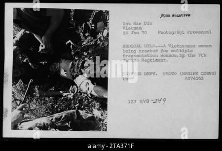 Une vietnamienne reçoit un traitement pour de multiples blessures par fragmentation par le 7e régiment de Marines lors des opérations de MEDCAP au Vietnam, le 24 janvier 1970, photographié par le Sgt Provencal. Banque D'Images