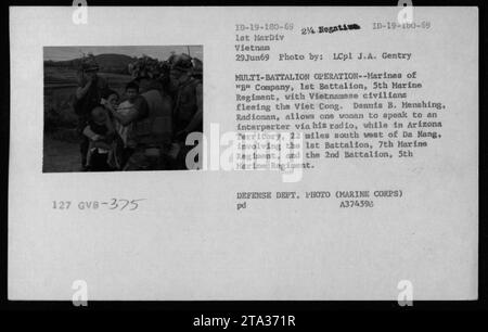 Les Marines de la compagnie 'B', 1e bataillon, 5e régiment de Marines, aident les civils vietnamiens fuyant le Viet Cong lors d'une opération multi-bataillons dans le territoire de l'Arizona, à 22 miles au sud-ouest de Da Nang. Sur cette photo prise le 29 juin 1969, le lcpl J.A. Gentry capture Radioman Dennis B. Menshing, permettant à une femme de parler à un interprète par le biais de sa radio. L'opération impliquait le 1e Bataillon, 7e Régiment de Marines, et le 2e Bataillon, 5e Régiment de Marines. (Photo du ministère de la Défense par le Lcpl J.A. Gentry, ID-19-180-69, A374598) Banque D'Images