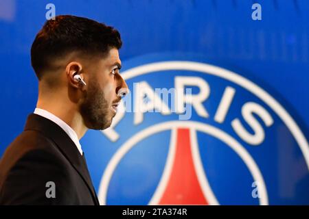 Paris, France. 28 novembre 2023. Julien Mattia/le Pictorium - PSG - Newcastle - 28/11/2023 - France/Ile-de-France (région)/Paris - Marco Asensio avant le match de deuxième manche du Groupe F de la Ligue des Champions entre le PSG et Newcastle United au Parc des Princes le 28 novembre 2023. Crédit : LE PICTORIUM/Alamy Live News Banque D'Images