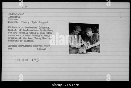 Le personnel médical, le Cpl Domeracki et le CMD Woodell, traitent un bébé atteint de plaies crâniennes pendant un programme MedCap au Hamlet de Xuan Trung, en République du Vietnam, le 26 mai 1966. Cette photo a été prise par le caporal Gaspard EM Dennis A. Domeracki et appartient au Département de la Défense (corps des Marines). (126 mots) » Banque D'Images