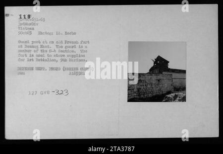 Le personnel de sécurité garde une installation de stockage dans un ancien fort français à Danang est. Le garde, membre de la section S-4, assure la sécurité des approvisionnements du 1e bataillon, 9e Marines. Prise le 9 octobre 1965, la photographie capture les activités militaires pendant la guerre du Vietnam. PHOTO DU MINISTÈRE DE LA DÉFENSE (MARINE CORPS) Banque D'Images