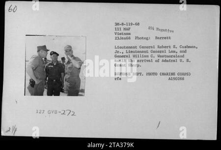 Le lieutenant-général Robert E. Cushman Jr., le lieutenant-général Lam et le général William C. Westmoreland attendent l'arrivée de l'amiral U. S. Grant Sharp. Cette photographie a été prise le 23 janvier 1968 au Vietnam pendant la guerre du Vietnam. Ce sont des officiers et des fonctionnaires de l'armée américaine. Banque D'Images