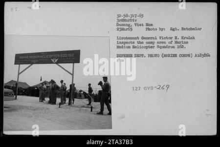 Le lieutenant-général Victor H. Krulak inspecte la zone du camp du Marine Medium Helicopter Squadron 162 à Da Nang, au Vietnam, le 23 mars 1965. Robert McNamara, Richard Nixon et Billy Graham sont également présents sur la photo. Cette image a été prise par le sergent Batchelor du ministère de la Défense et fait partie des archives du corps des Marines. Banque D'Images