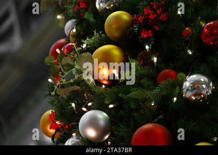 Gros plan d'un arbre de Noël décoré dans la ville Banque D'Images